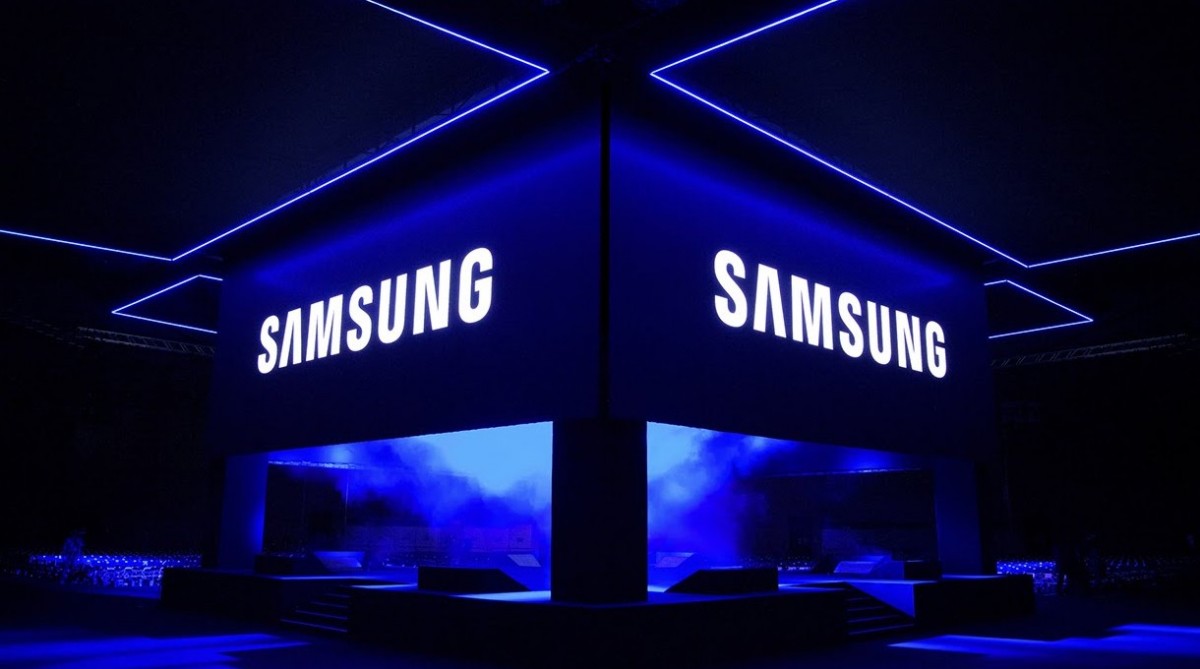 Samsung cho ra mắt sớm dòng Galaxy S (Samsung Galaxy S21) hàng đầu của mình sớm hơn một tháng so với dự kiến là nhằm lấy thị phần từ Huawei và chống lại sự cạnh tranh từ các sản phẩm đến từ Apple